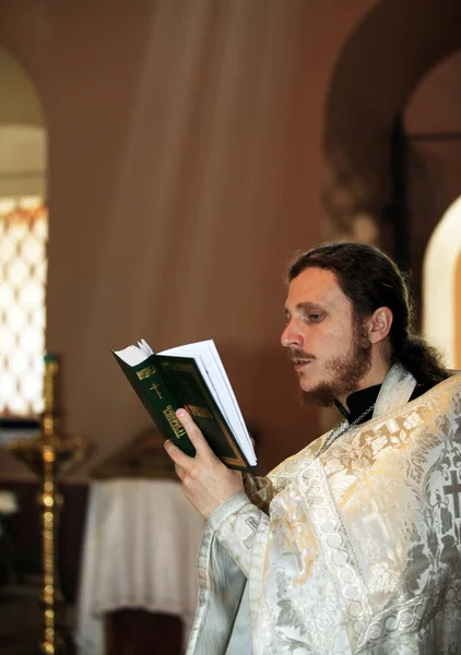 Priester mit Bibel — Stockfoto