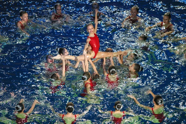 Nadando sincrónicamente — Foto de Stock