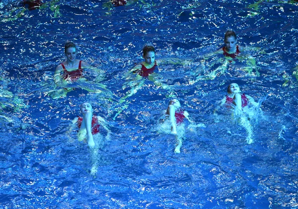 医療マスクの女の子Συγχρονισμένη Κολύμβηση — 图库照片
