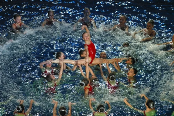 医療マスクの女の子Συγχρονισμένη Κολύμβηση — Φωτογραφία Αρχείου