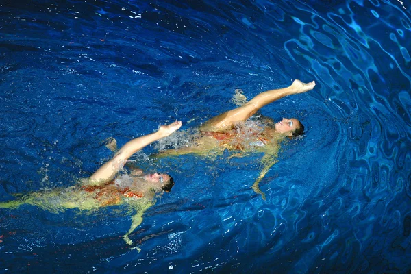 医療マスクの女の子Συγχρονισμένη Κολύμβηση — 图库照片