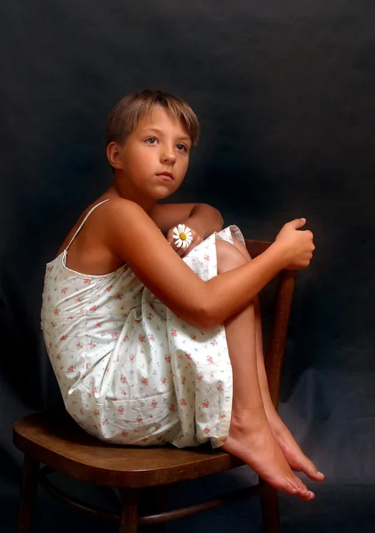 Το κορίτσι με ένα χαμομήλι στο στούντιο — Φωτογραφία Αρχείου