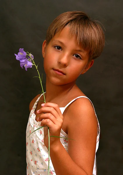 Το κορίτσι με τα μπλε λουλούδι στο στούντιο — Φωτογραφία Αρχείου