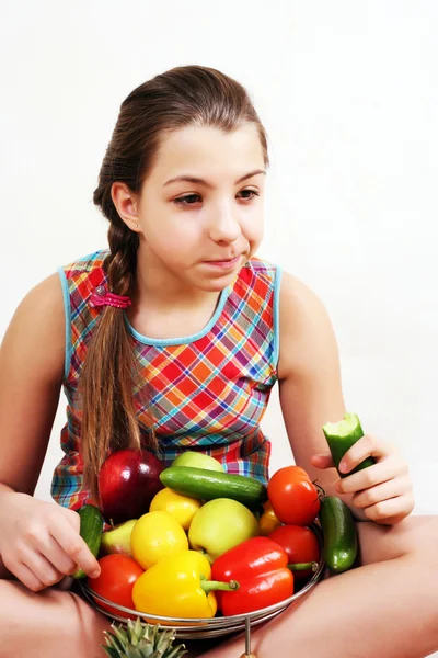 Dziewczyna z warzywami i owocami — Zdjęcie stockowe