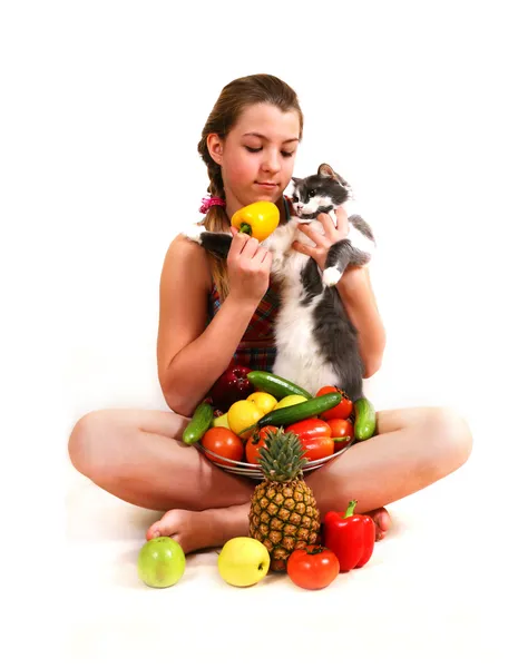 Κορίτσι με φρούτα και μια γάτα — Φωτογραφία Αρχείου