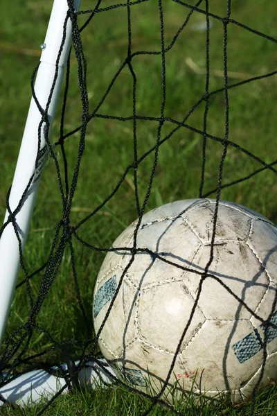 Ballon de football sur herbe — Photo