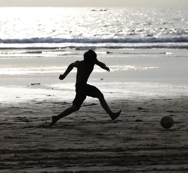 Fútbol en una playa — Foto de Stock