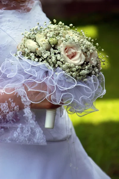 Невеста держит свадебный букет — стоковое фото