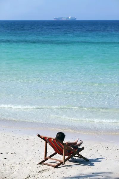 Het meisje op een strand — Stockfoto