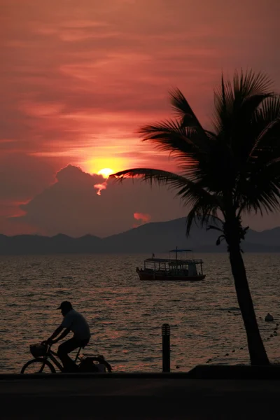 Wunderschöner tropischer Sonnenuntergang — Stockfoto