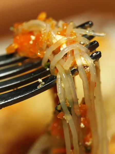 Chichen těstoviny s vidličkou — Stock fotografie