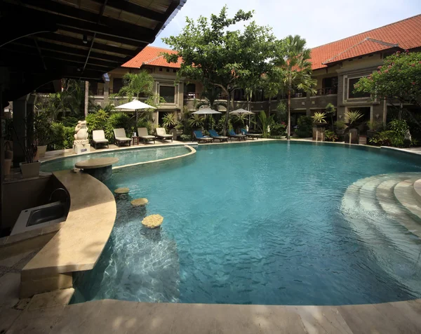 Swimming pool of hotel Adhi Jaya — Stock Photo, Image