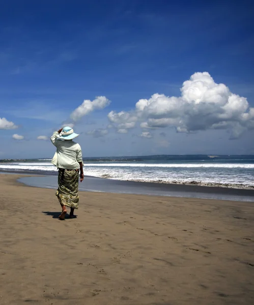 Kvinne på strand – stockfoto