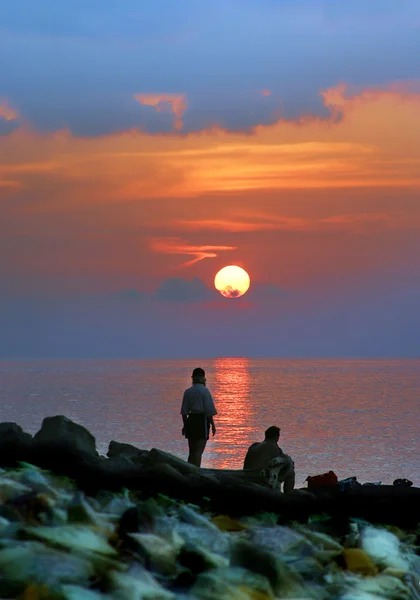 Pärchensilhouette am Strand bei Sonnenuntergang — Stockfoto