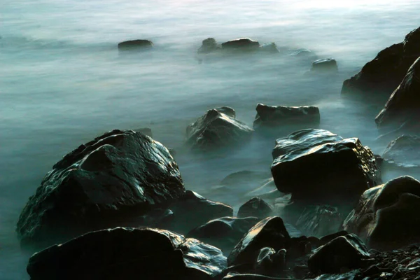 Stenen in een dikke mist — Stockfoto