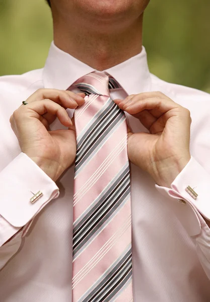 Man tying necktie — Stock Photo, Image