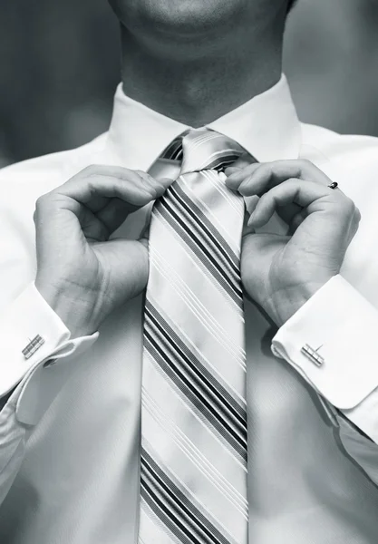 Man tying necktie — Stock Photo, Image