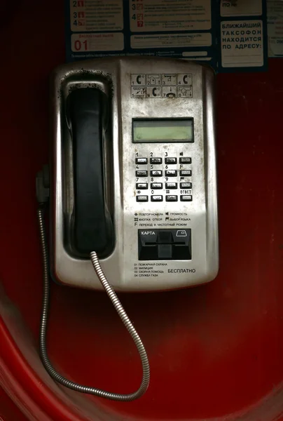 Старый телефон на улице — стоковое фото