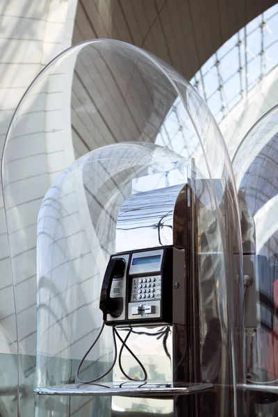 Телефон в аэропорту — стоковое фото