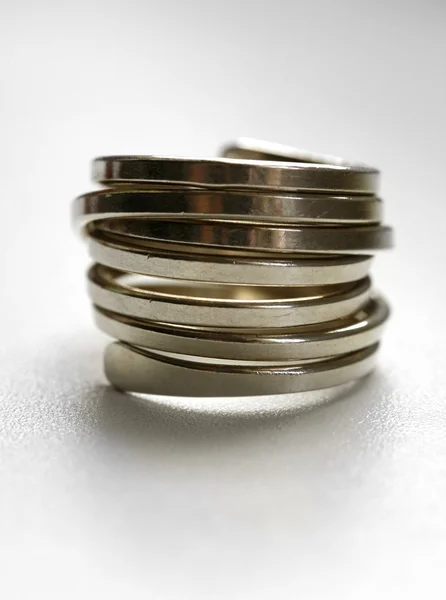 Női ezüst gyűrű — Stock Fotó