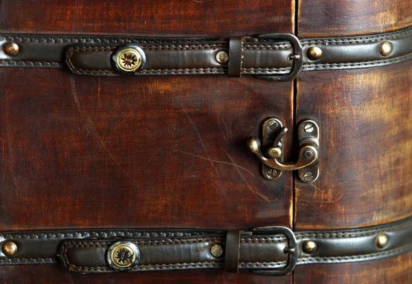 Деревянный чемодан — стоковое фото
