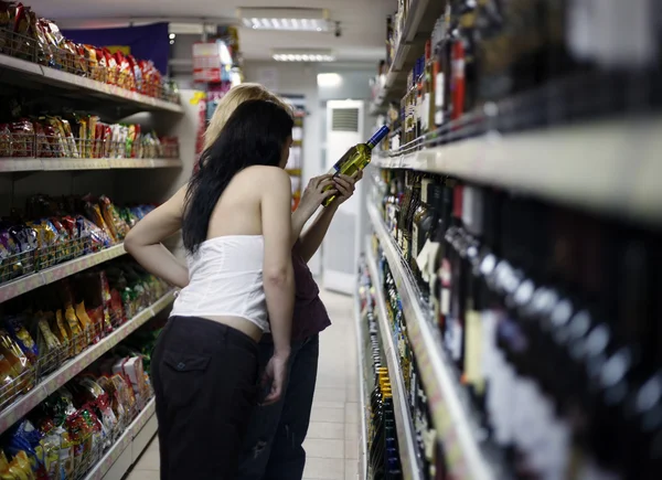 Dos chicas en un supermercado — Foto de Stock