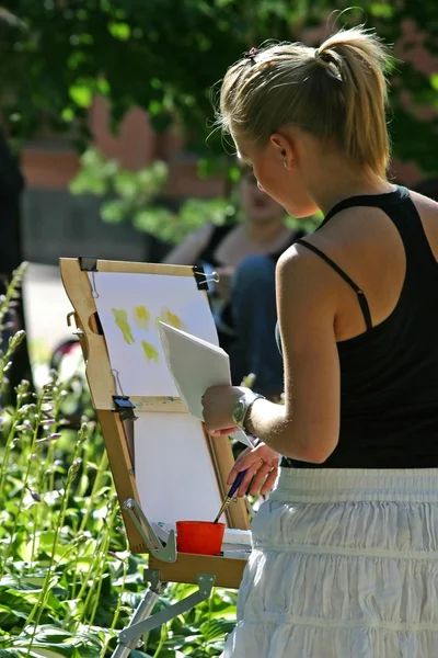 Девушка рисует — стоковое фото