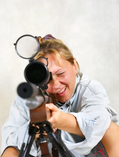 Femme avec un pistolet — Photo