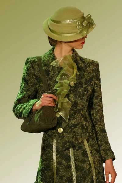 绿色的外套和一顶帽子 — 图库照片