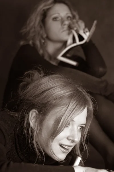 Två flickor i studio — Stockfoto