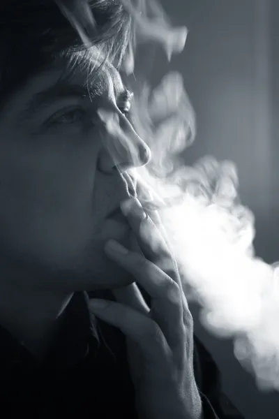 Sigaretta fumante — Foto Stock