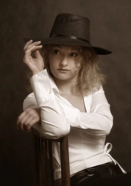 A gyönyörű lány a kalapban — Stock Fotó