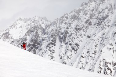 kayakçı dağın zirvesinde