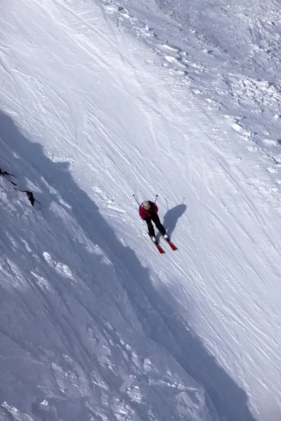 산 위에 스키 — 스톡 사진