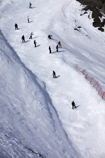 Лыжники на вершине горы — стоковое фото