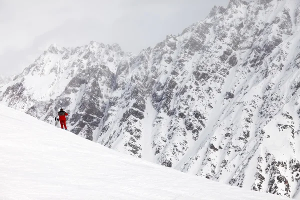 Lyžař na vrcholu hory — Stock fotografie