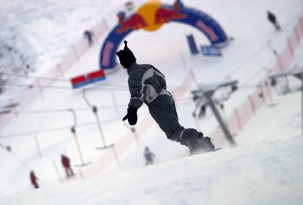 Snowboardzista konna świeże puszysty śnieg — Zdjęcie stockowe