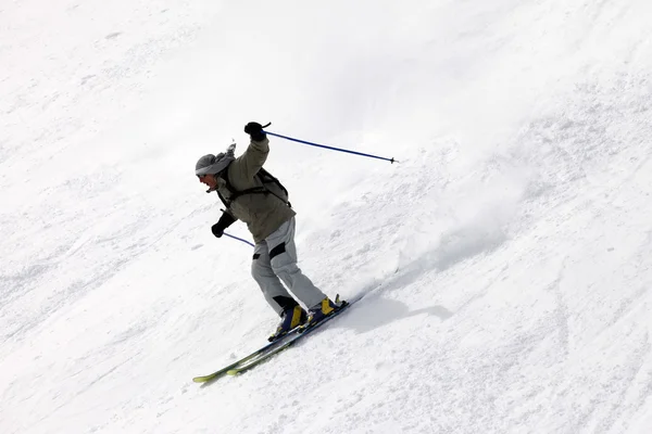 Лыжники на вершине горы — стоковое фото