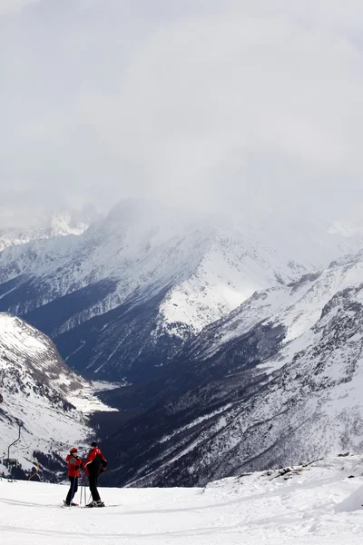 Esquiadores no topo da montanha — Fotografia de Stock