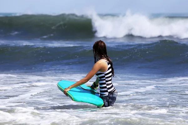 Surfer - kvinna — Stockfoto
