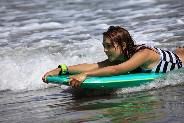 Sörfçü - kadın — Stok fotoğraf