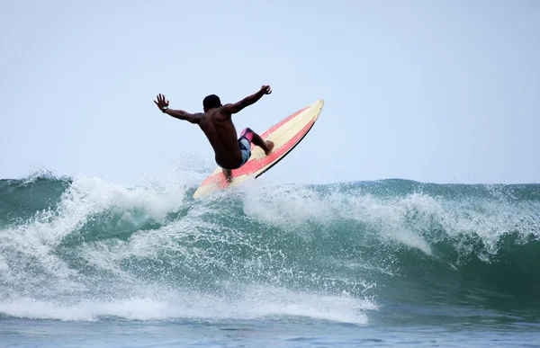 Surfer in Oceaan — Stockfoto