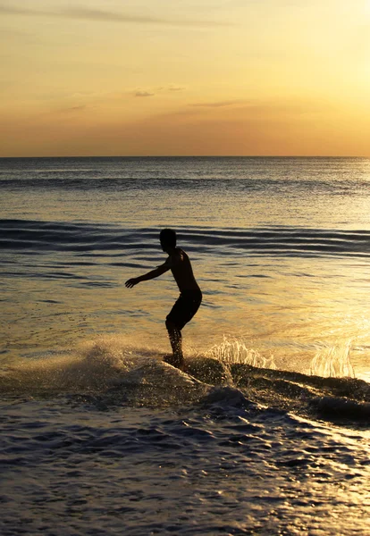 Surfer na zachód słońca — Zdjęcie stockowe
