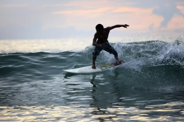 Surfer im Meer — Stockfoto
