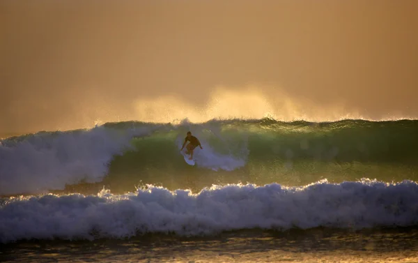 Surfer na zachód słońca — Zdjęcie stockowe