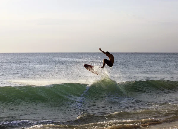 Surfer saat matahari terbenam — Stok Foto