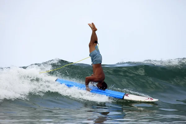 Surfista no oceano — Fotografia de Stock