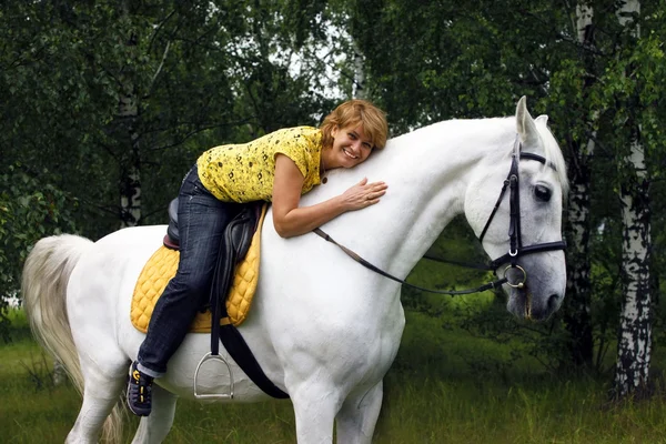 Senhora alegre e cavalo — Fotografia de Stock