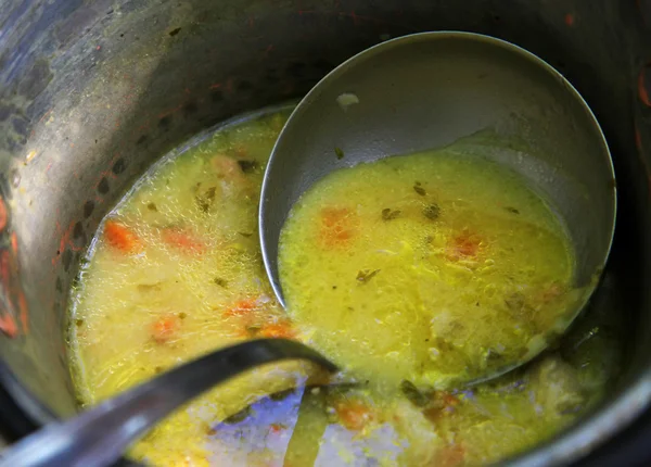 生铁长柄锅与蔬菜汤和一勺 — 图库照片