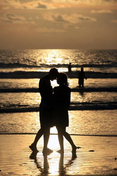 Couple au coucher du soleil . — Photo